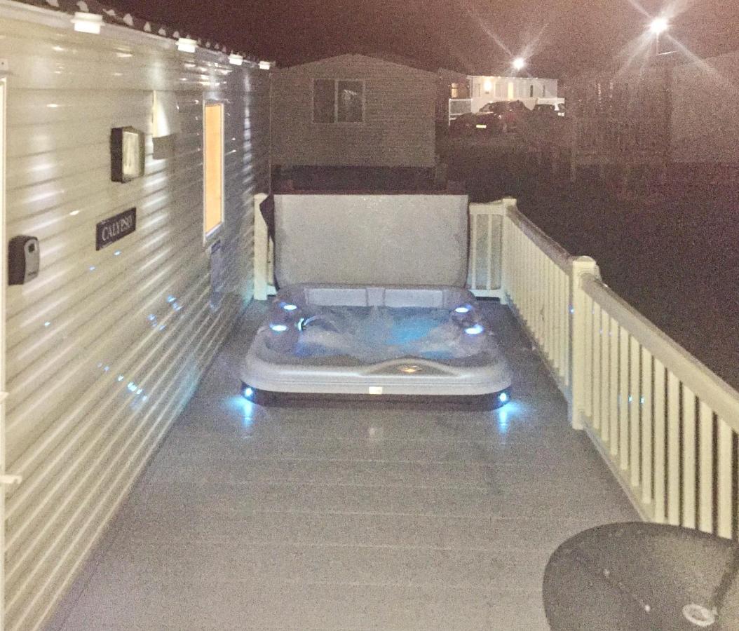 Calypso Hot Tub Breaks Tattershall Lakes Pet Friendly 外观 照片
