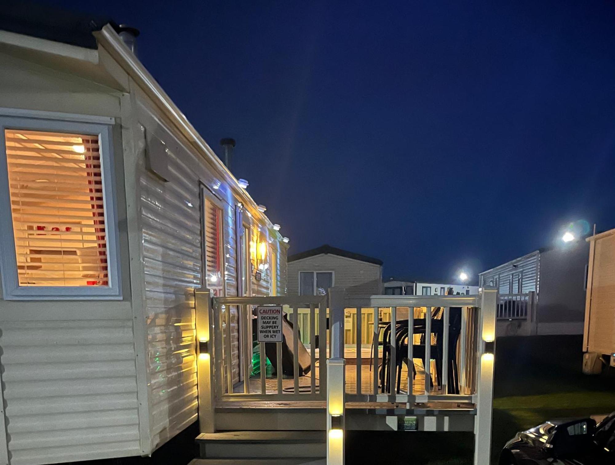 Calypso Hot Tub Breaks Tattershall Lakes Pet Friendly 外观 照片